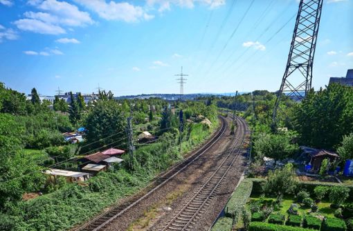 Gärten längs der Gleise: Die Bahn-Landwirtschaft kümmert sich um die Parzellen in besonderer Lage. Foto: Simon Granville