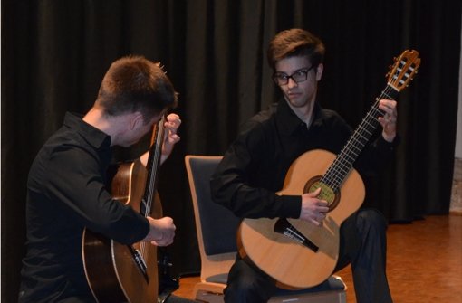 Die Preisträger von Jugend musiziert, Dorian Westenberger (links) und Dorian Demény, begeistern das Publikum in der Alten Kelter. Foto: Marie Hertfelder