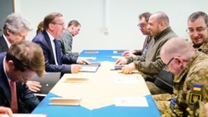 Boris Pistorius mit dem ukrainischen Verteidigungsminister Rustem Umjerow  (dritter von rechts) bei Beratungen  auf dem US-Luftwaffenstützpunkt Ramstein. Foto: dpa/Uwe Anspach