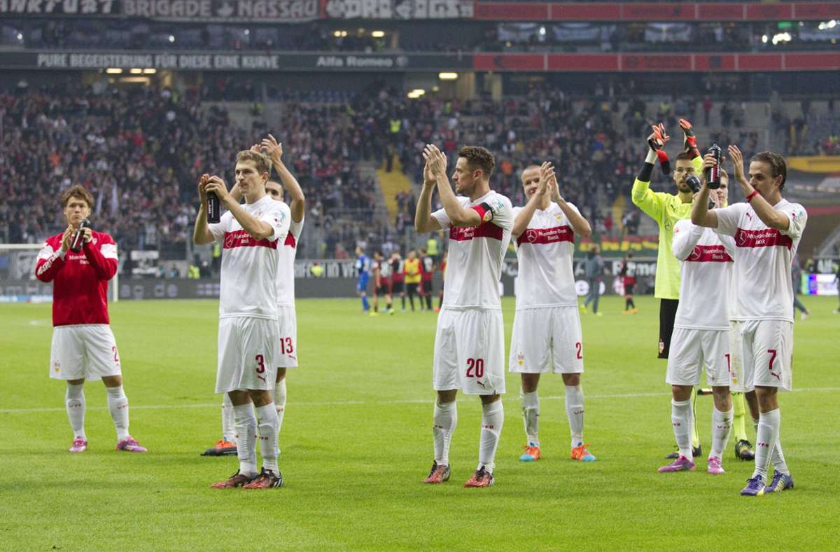 Nach 90 Minuten feiern die VfB-Profis den denkwürdigen Auswärtssieg mit den mitgereisten Fans. Es sollte vorerst der letzte Jubel über einen Sieg sein. Die anschließenden drei Spiele verlor der VfB mit einer Torbilanz von 0:7.