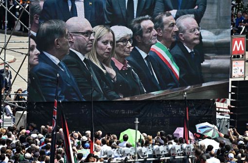 Tausende Italiener und Italienerinnen, darunter Regierungschefin Giorgia Meloni, trauern um Silvio Berlusconi. Foto: AFP/GABRIEL BOUYS