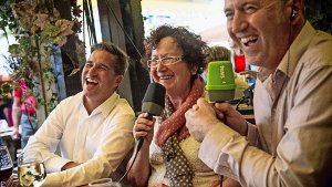 Stefan Heim, Gerlinde Kretschmann und Tom Hörner amüsieren sich beim Weindorf-Treff Foto: Lichtgut/Max Kovalenko