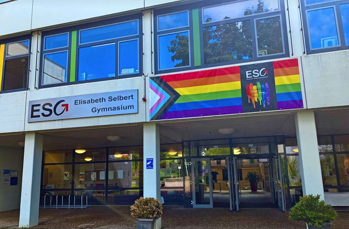 Die Regenbogen-Fahne am Eingang des Elisabeth-Selbert-Gymnasiums in Filderstadt. Foto: /Fabian Raub/cf