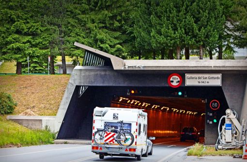 Im Gotthard-Straßentunnel gilt Tempo 80 und Überholverbot. Foto: Keystone