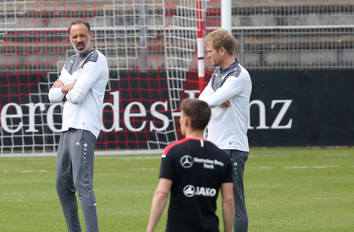 Trainer Pellegrino Matarazzo (li.) leitet nach zwei freien Tagen das Mittwochstraining des VfB.