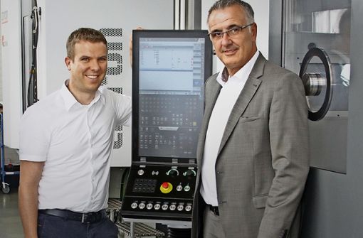 Pascal Schröder (links)  bezeichnet sich  als Autofan.    Roger Schöpf   hat  sich  seinen Traum erfüllt und  ein Wohnmobil gekauft. Foto: Bucher
