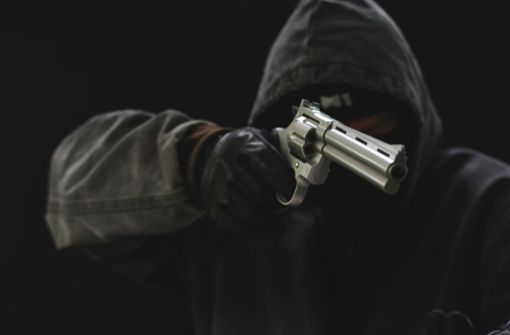 Die Unbekannten bedrohten den Mann mit einer Pistole und einem Messer. (Symbolbild) Foto: Shutterstock/Lovely Bird