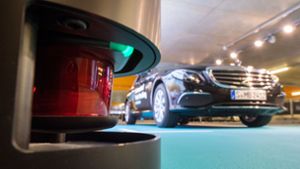 Das fahrerlose Parken funktioniert über die Verbindung der Fahrerassistenzsysteme in den Mercedes-Fahrzeugen mit der von Bosch entwickelten Leittechnik im Parkhaus. Foto: dpa
