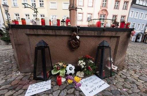 In den Tagen nach dem Mord ist der Brunnen auf dem Endinger Marktplatz zum Ort des Gedenkens geworden. Jetzt stehen dort wieder einige Grablichter. Foto: dpa