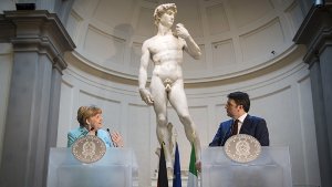 Bundeskanzlerin Angela Merkel und der italienische Regierungschef Matteo Renziunter Michelangelos David-Statue in der Galleria dell’Accademia in Florenz. Foto: Bundesregierung