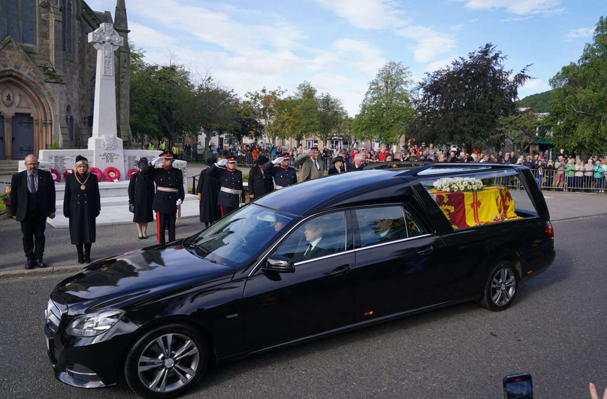 Der Leichenwagen mit dem Sarg von Königin Elizabeth II. Foto: dpa/Andrew Milligan