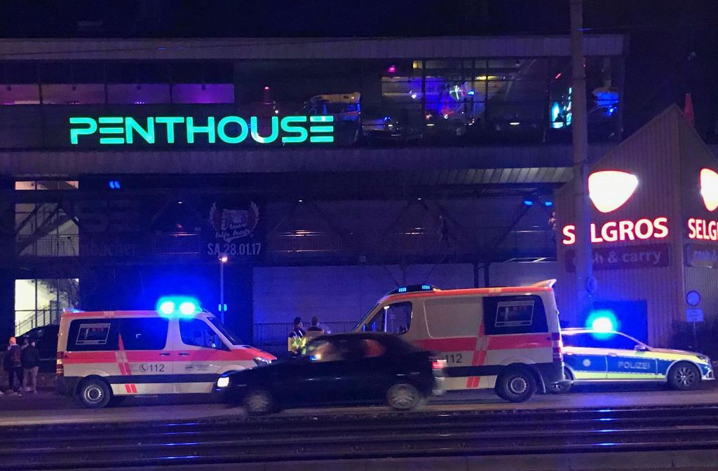 Großeinsatz von Polizei und Rettungskräften am Freitagabend auf der Heilbronner Straße vor der Discothek Penthouse.