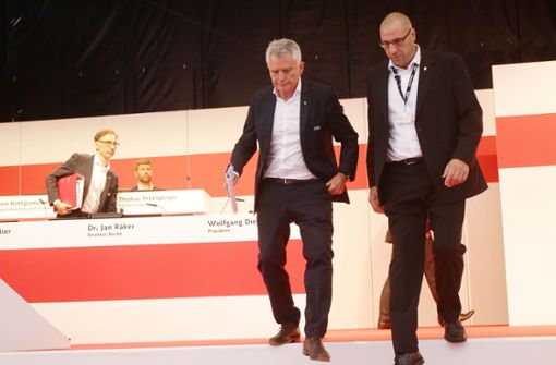 Für den VfB-Präsidenten Wolfgang Dietrich (links) lief bei der Mitgliederversammlung alles aus dem Ruder. Foto: Pressefoto Baumann
