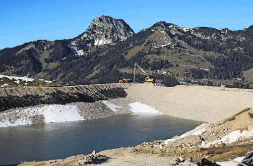 Das größte Speicherbecken im deutschen Alpenraum liefert das Wasser für die 250 Schneekanonen. Foto: Fitzthum