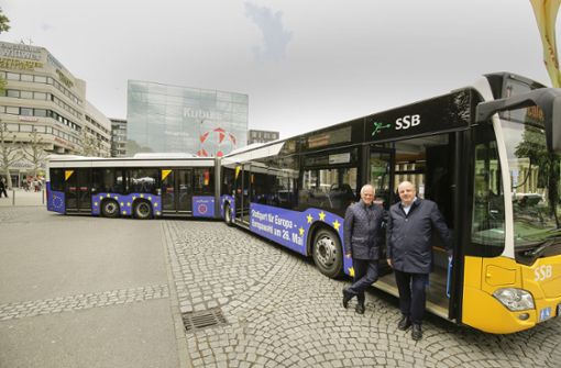 Europa-Bus im Einsatz: OB Fritz Kuhn (links) und Thomas Moser von den SSB. Foto: Leif Piechowski