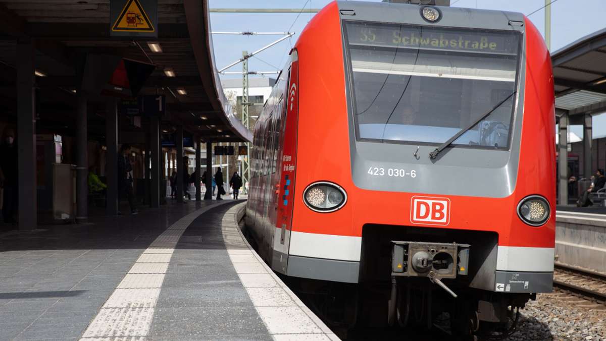 Fahrkartenkontrolle in Stuttgart: Frau mit kleiner Tochter verletzt drei Polizisten