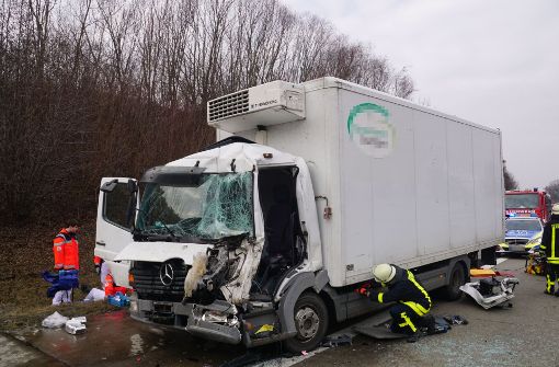 Rettungskräfte müssen den Lkw-Fahrer aus seinem Führerhaus schneiden. Foto: SDMG