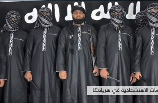 Das von IS-Propagandisten veröffentlichte Foto zeigt die mutmaßlichen Attentäter von Sri Lanka. Der unvermummte Mann in der Mitte soll der Hassprediger Zahran Hashim sein. Foto: AFP