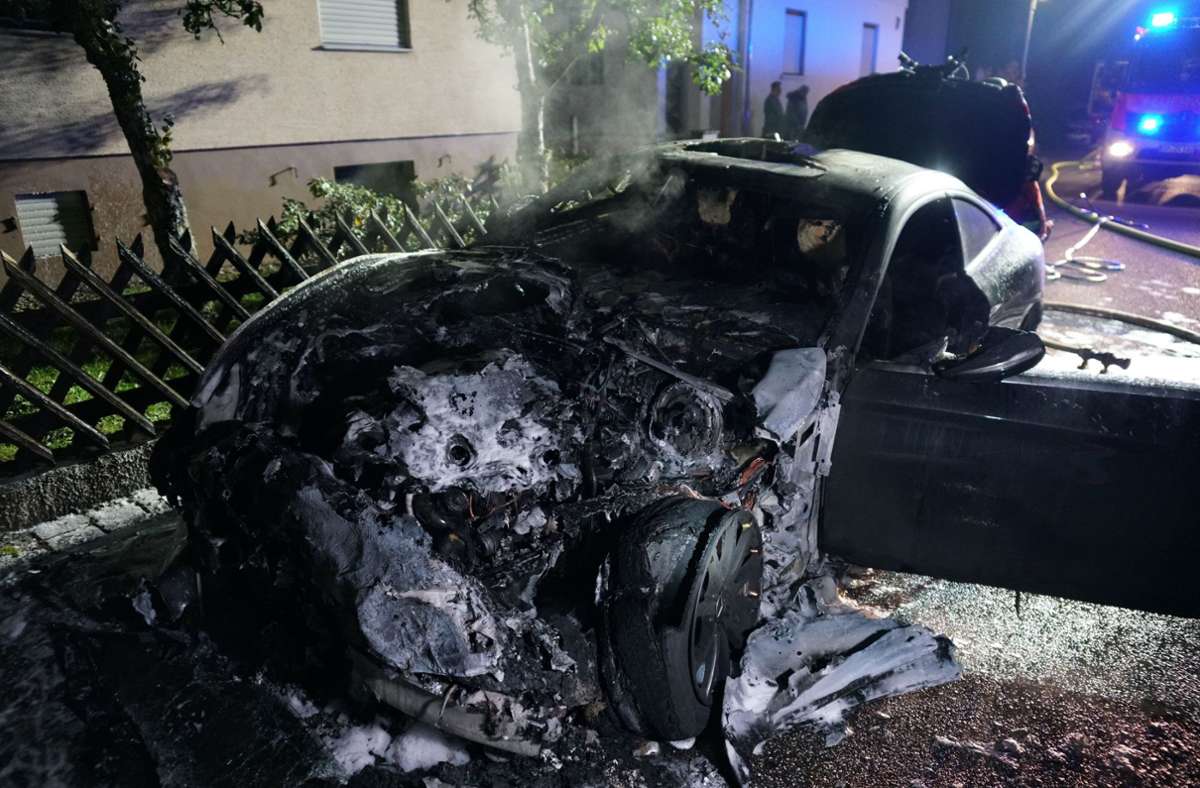 Der Mercedes ging in Uhingen in Flammen auf.
