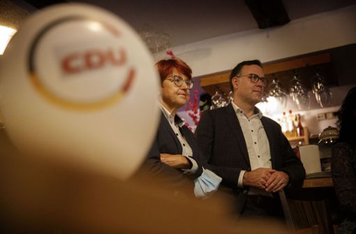 Die CDU-Kandidatin Inge Gräßle und der Kreisvorsitzende Siegfried Lorek verfolgen die ersten Prognosen im Backnanger Lokal Kunberger. Sie  wirken dabei alles andere als begeistert. Foto: Gottfried Stoppel