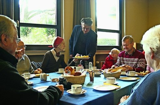 Zur Feier des Tages bediente Pfarrer Dieter Kümmel die verdienten Gäste Foto: Müller-Baji
