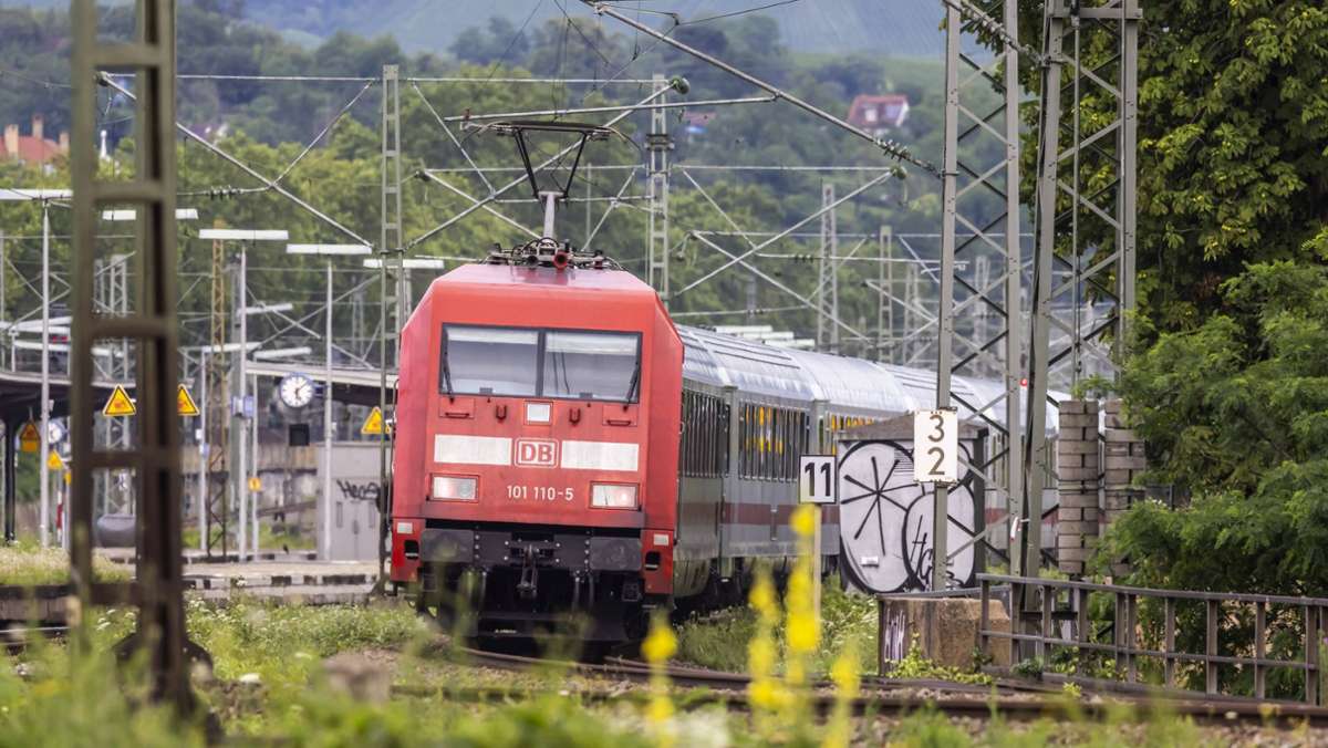 Vorfall in Intercity von Frankfurt nach Stuttgart: Zugbegleiter wegen Verspätung bedroht