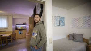 Sozialpädagoge Georgios Tsatlakoglou in einer Wohnung der Paulinenpflege Foto: Gottfried /Stoppel