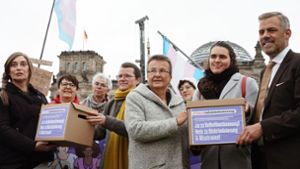 Mitglieder verschiedener Organisationen übergeben am Mittwoch eine Petition mit 15.000 Unterschriften an Vertreter der Ampelkoalition. Foto: innn.it/Sebastian Schütz