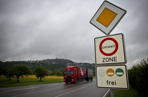 Nach Stuttgart dürfen nur noch Fahrzeuge mit grüne Plakette. Foto: Peter-Michael Petsch