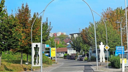 Silhouetten des „Hirschlander Kriegers“: die „Positiv-Formen“ (rechts im Bild) fehlen. Foto: Stadtverwaltung Ditzingen