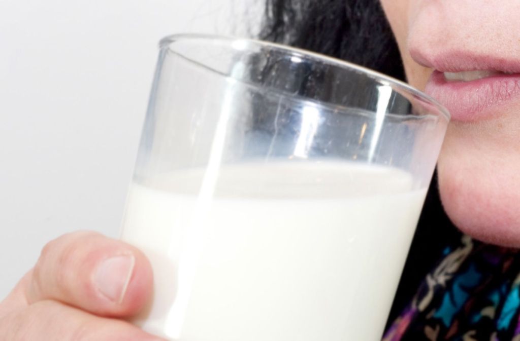 Laktoseunverträglichkeit: Wer Milch und Milchprodukte nicht verträgt oder so gut wie nie konsumiert, für den sind  bestimmte  Mineralwasser mit hohem Kalziumgehalt  geeignet. Der Mineralstoff  Kalzium ist wichtig, um seine Knochen zu stärken. Der Tagesspiegel eines Erwachsenen beträgt 1000 Milligramm.