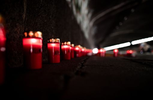 Am 24. Juli 2010 waren  21 Menschen gestorben. Am Vorabend des Jahrestages fand die „Nacht der 1000 Lichter“ statt. Foto: dpa/Fabian Strauch