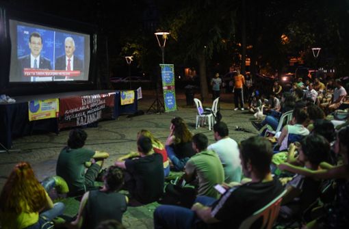Istanbuler Bürger verfolgen das TV-Duell. Foto: Getty Images