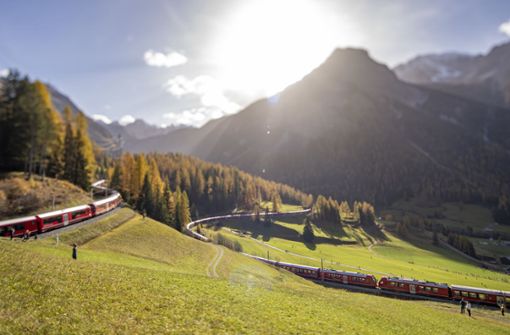 Mit Tempo 30 zum Weltrekord: Der rote Zug schlängelt sich durch die Berge. Foto: dpa/Yanik Buerkli