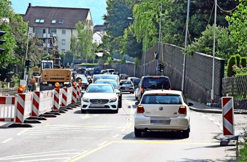 In der Heumadener Straße  haben gestern die Umgestaltungsarbeiten begonnen. In Fahrtrichtung zum Dürrbachkreisel wird eine Busspur eingerichtet. Foto: Mathias Kuhn