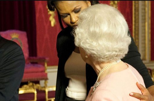 Gegen das Protokoll: Michelle Obama umarmte 2009 die Queen. Foto: Glomex