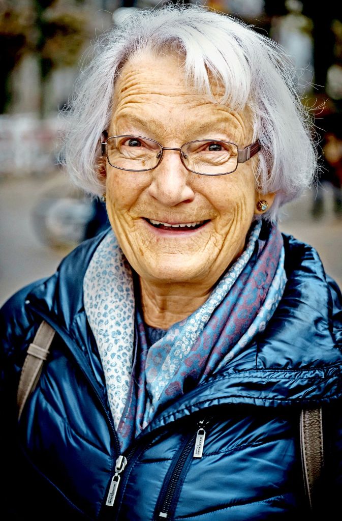 Margot Finkbeiner (77),  Rentnerin, Stuttgart: „Die Pünktlichkeit des ÖPNV lässt wirklich zu wünschen übrig. Es funktioniert überhaupt nichts. Es liegt wohl an Stuttgart 21. Es gibt viele Ausfälle und Verspätungen. Es ist nicht schön, aber man muss da einfach durch, bis  Stuttgart 21 fertig ist.“