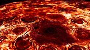 Am Nordpol des Jupiters umkreisen acht Wirbelstürme einen zentralen Sturm, am Südpol sind es fünf. Foto: Nasa/JPL-Caltech/SwRI/ASI/INAF/JIRAM