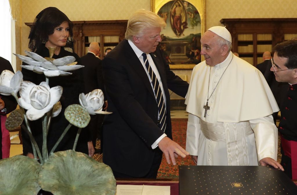 Donald Trump im Gespräch mit dem Papst. Trumps Frau Melania (links) war bei dem Treffen ebenfalls anwesend. Foto: AP Pool