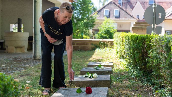 92 Jahre nach Absturz: Enkelin besucht Grab in Böblingen