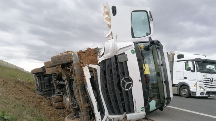 Umgekippter Lastwagen sorgt für Verkehrsbehinderungen