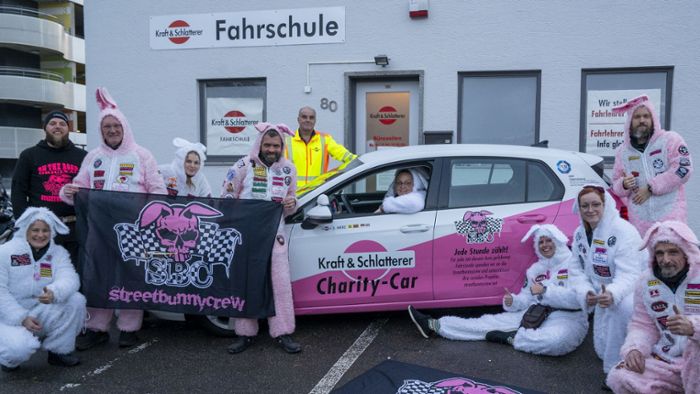 Charity-Aktion mit Fahrschulauto: Pinke Hasen machen mit Fahrschule gemeinsame Sache