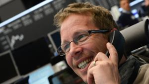 Ein Frankfurter Börsenhändler freut sich über die Entwicklung der Aktienkurse Foto: dpa