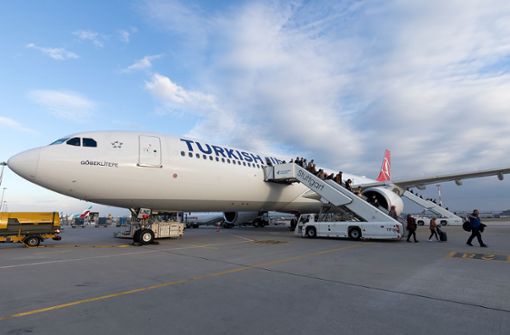 Wieder zurück in Stuttgart: Reisende verlassen ein Flugzeug der Turkish Airlines. Die Fluggesellschaft setzte eigens eine größere Maschine ein wegen der Notlage von Urlaubern. Foto: Flughafen Stuttgart/Bianca Renz