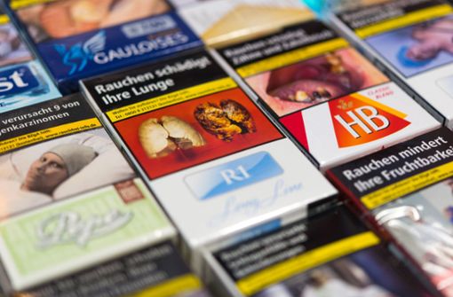 Statt der bekannten Designs könnten wie in Australien einheitliche, unscheinbare  Verpackungen eingeführt werden, die Zigaretten weniger attraktiv machen – besonders für Jugendliche. Foto: dpa/Monika Skolimowska