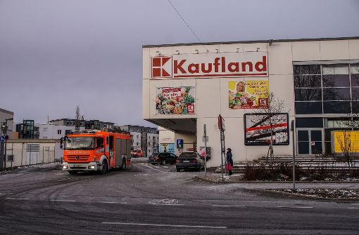 Wegen eines Tiefgaragenbrands musste das Kaufland in Stuttgart-Möhringen evakuiert werden. Foto: SDMG