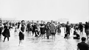 Bitte recht züchtig: Bademoden  um 1900 am Strand von Atlantic City (USA) Foto: Imago/glasshouseimages