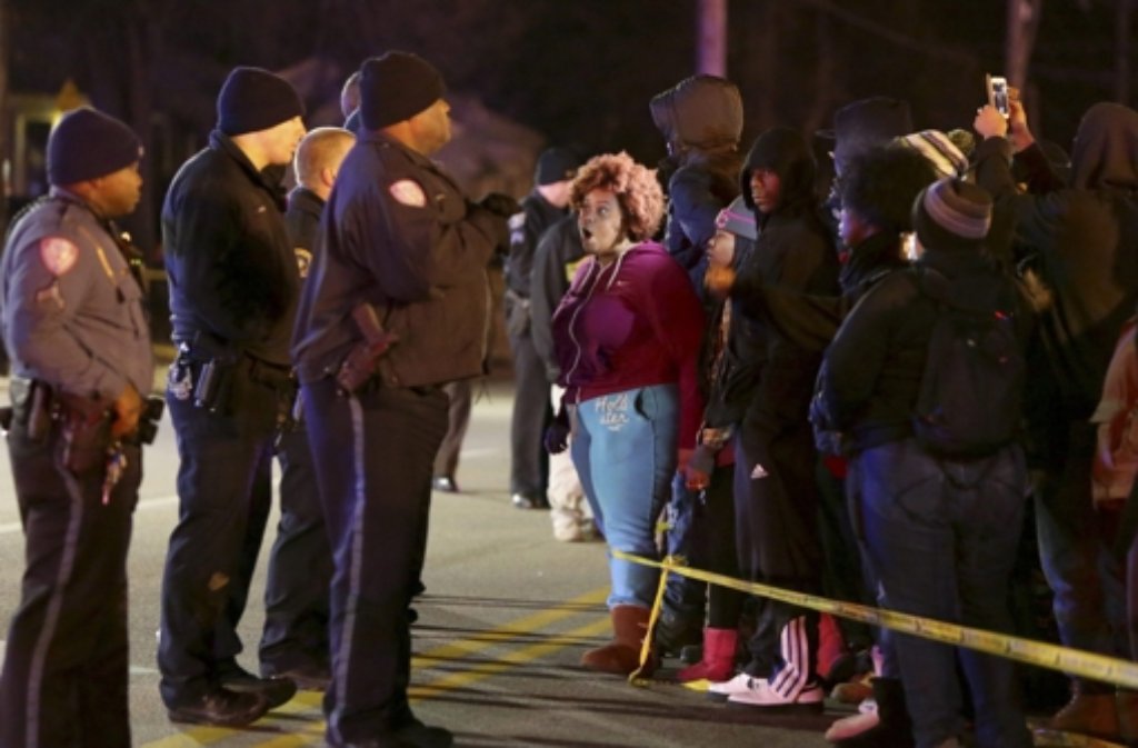 Nach einem weiteren gewaltsamen Tod eines schwarzen Jugendlichen in den USA ist es am Tatort in Berkeley im US-Bundesstaat Missouri zu Ausschreitungen gekommen. Foto: ST. LOUIS POST DISPATCH
