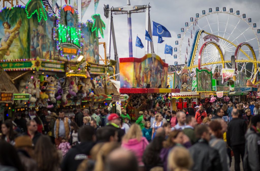 Das Volksfest in Cannstatt lockt jährlich hunderttausende Besucher an. (Archivbild) Foto: dpa/Christoph Schmidt