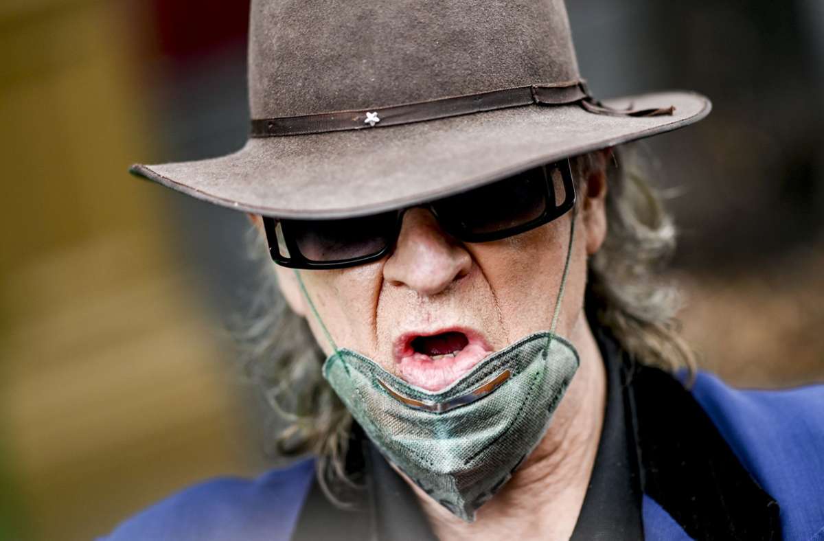 So verrutscht trägt der Maskenbefürworter Udo Lindenberg die Maske natürlich bloß fürs Foto. Hoffen wir jedenfalls. Foto: dpa/Axel Heimken